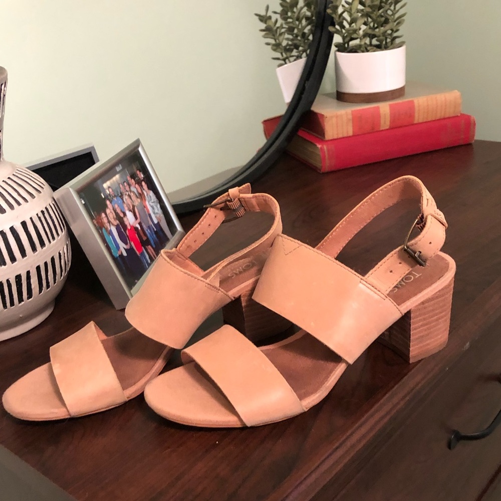 Tom’s poppy sandals in tan leather